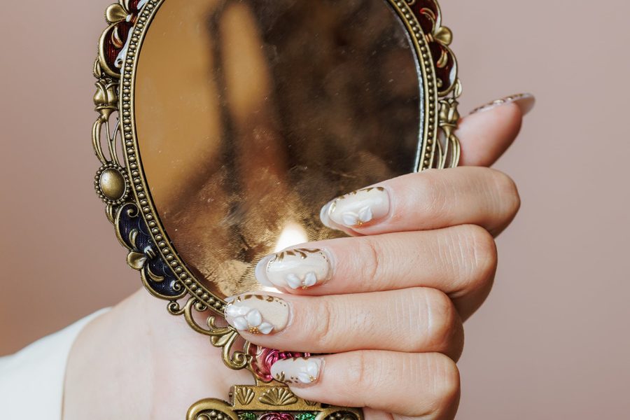 Golden Grace press-on nails by Nail Shingaar