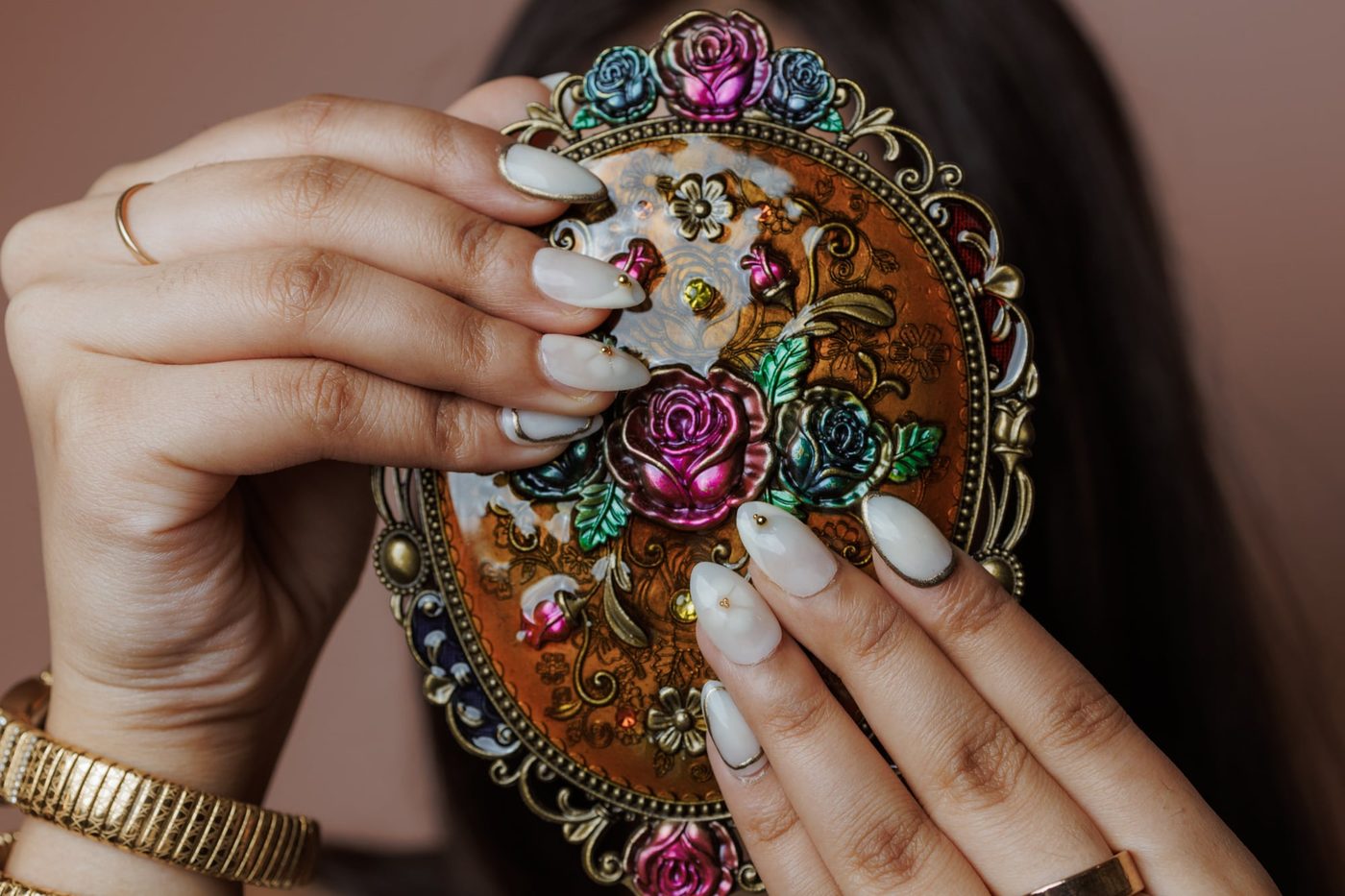 Soft Muse press-on nails by Nail Shingaar